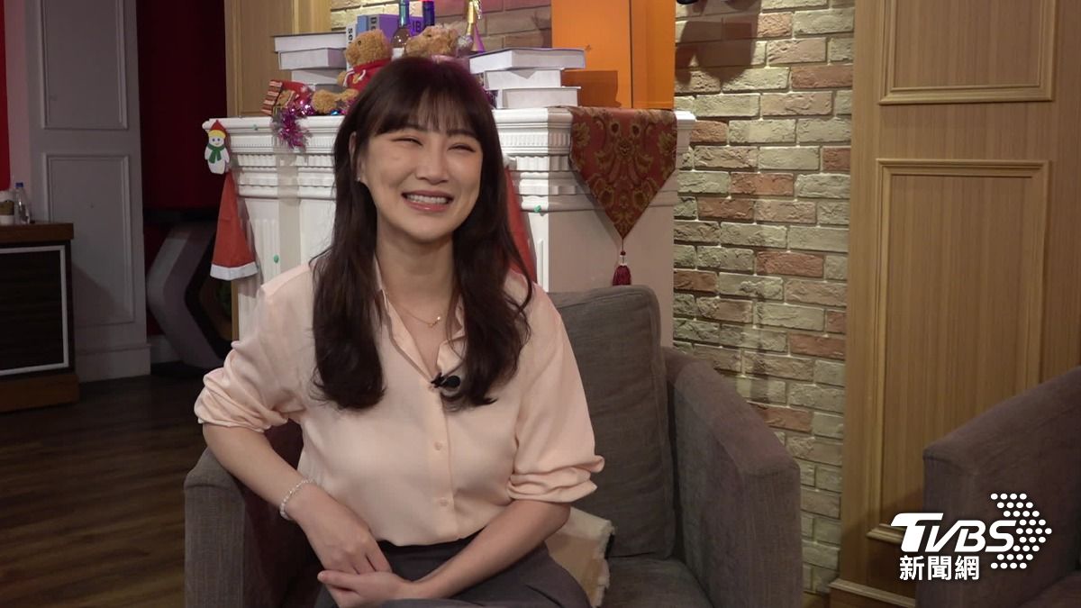 李新幽默開朗口條清晰,成許多節目喜愛邀約來賓。(圖/TVBS)