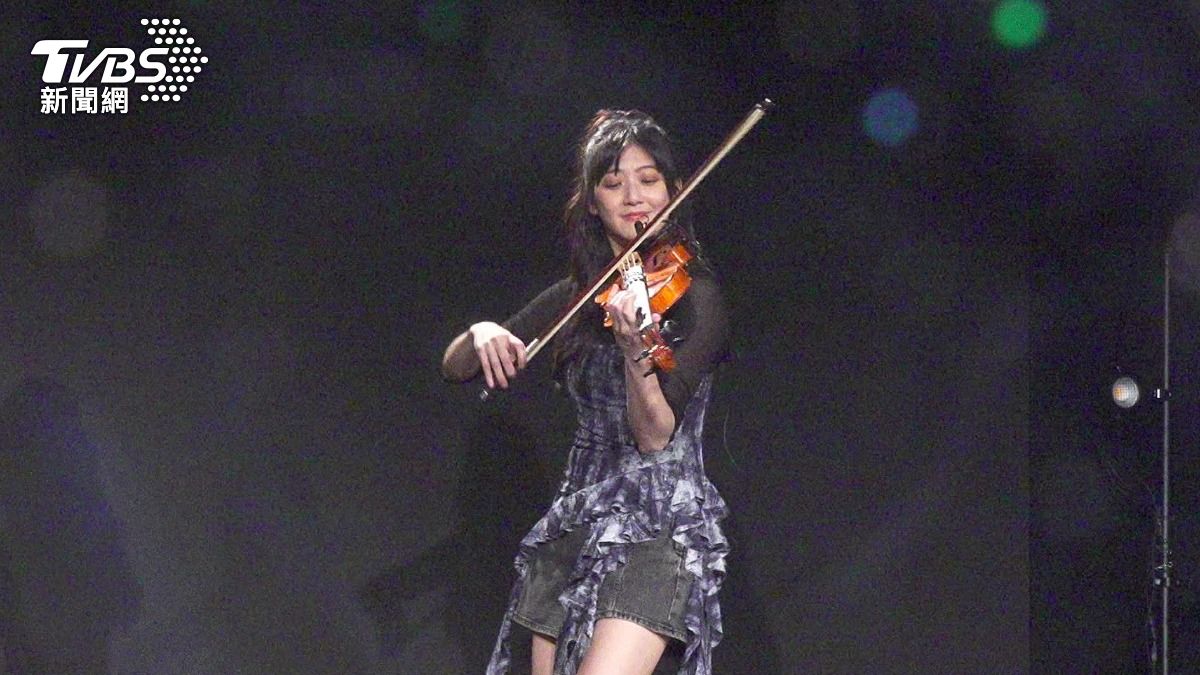 林逸欣演奏音樂劇《腦內失控的iTunes》裡的曲目。(圖/TVBS)