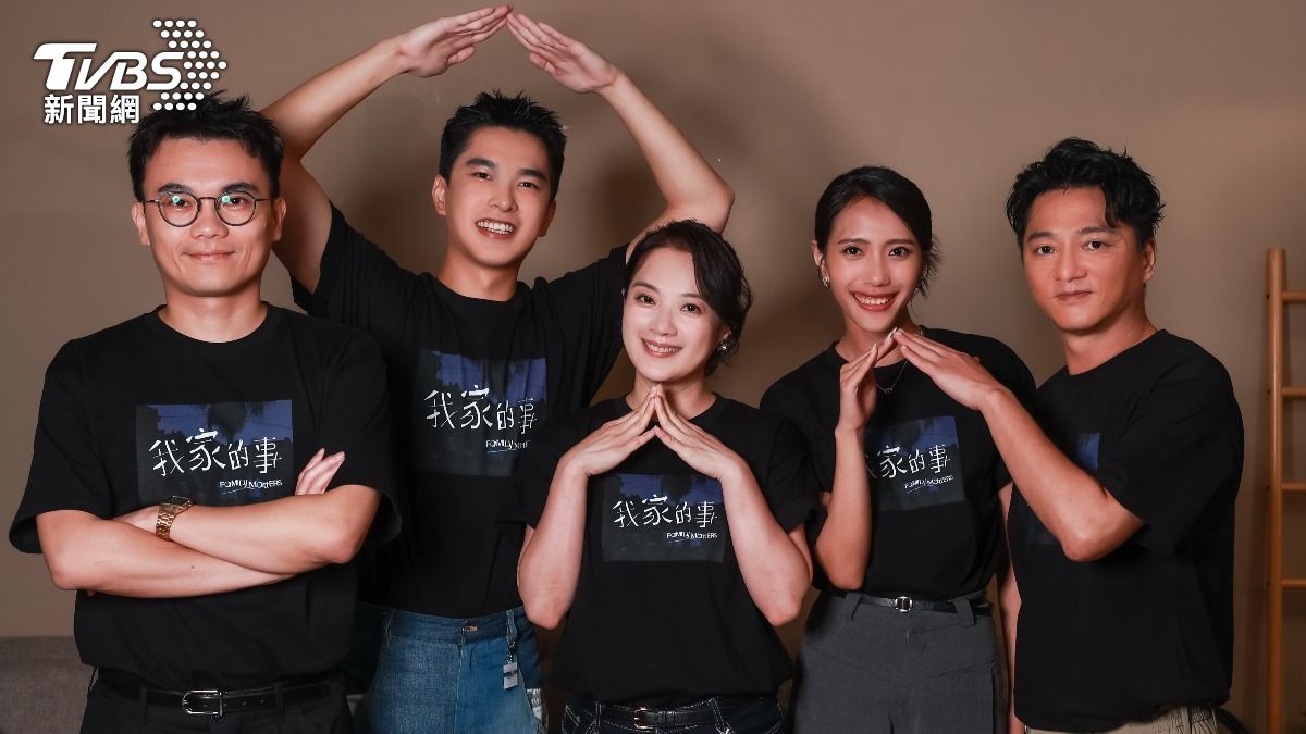 《我家的事》導演潘客印(左起)、曾敬驊、高伊玲、黃珮琪以及藍葦華接受《TVBS新聞網》專訪。(圖/記者趙世平攝)