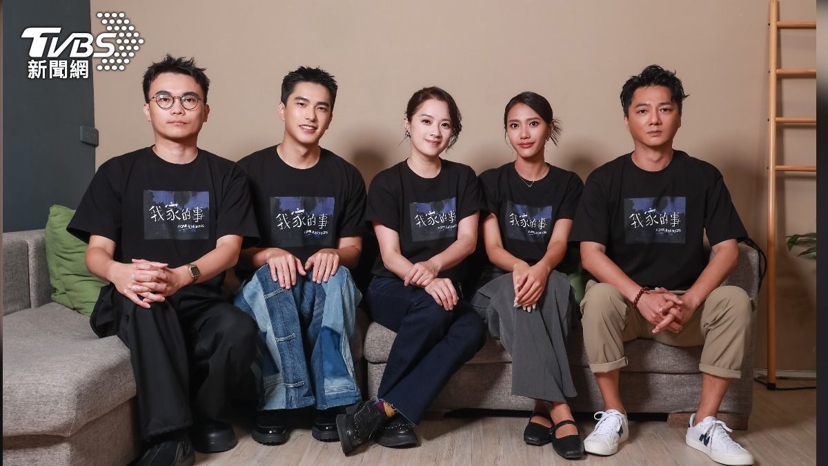 《我家的事》導演潘客印(左起)、曾敬驊、高伊玲、黃珮琪以及藍葦華接受《TVBS新聞網》專訪。(圖/記者趙世平攝)