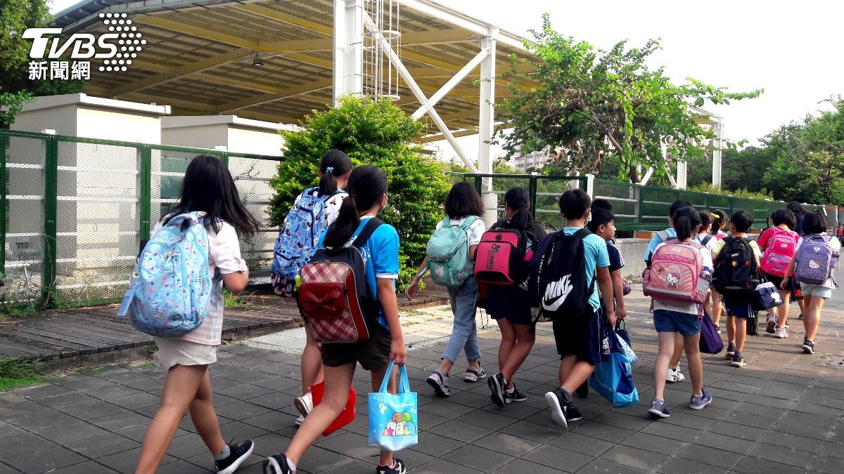 他轟3天畢旅7290元太貴!行程曝光 全場不挺:一堆恐龍家長