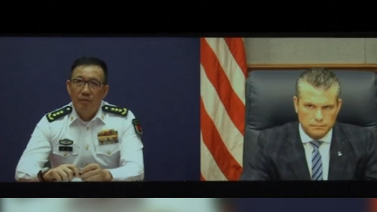陸防長董軍與美防長赫格塞思視訊通話。(圖/CCTV+)