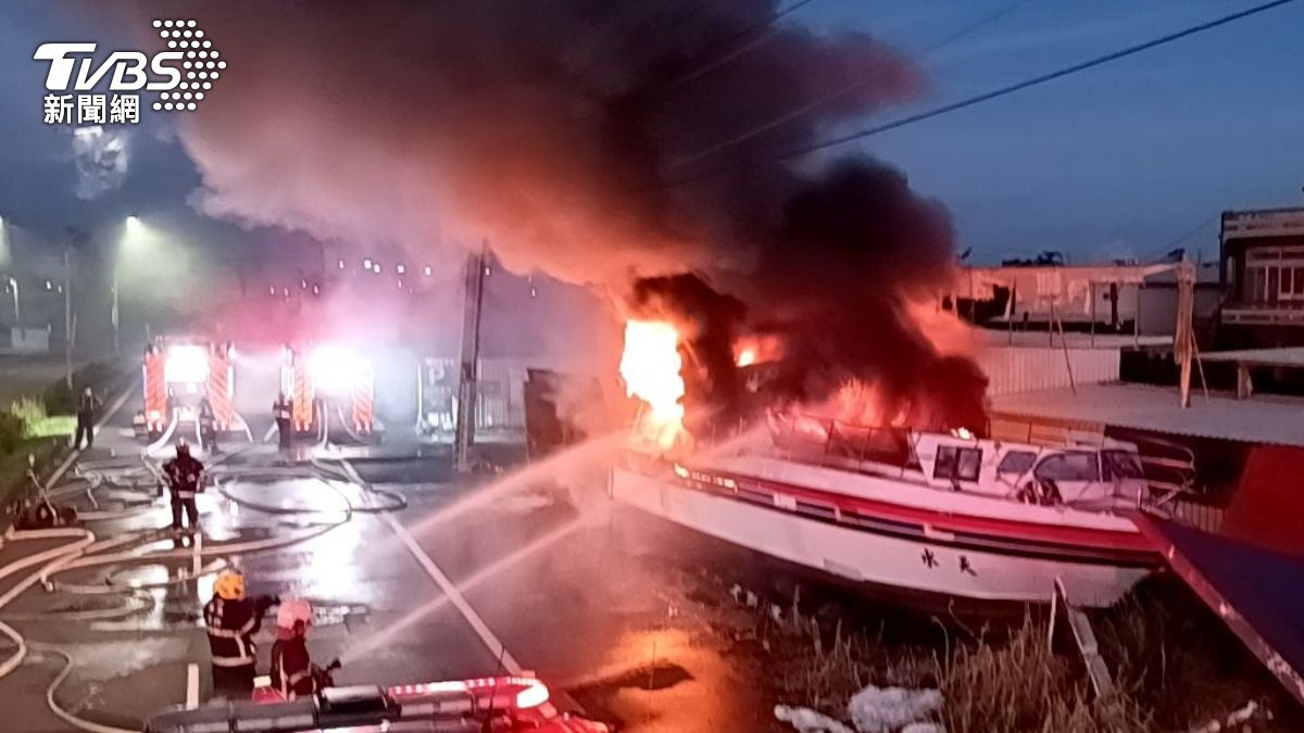 新園鄉光復路附近發生停放陸地小型遊艇發生火警。（圖／TVBS）