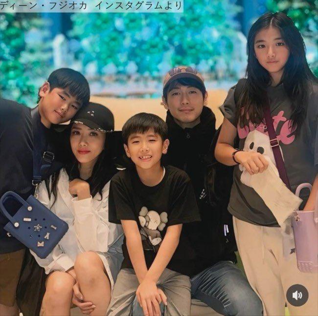 藤岡靛當年飛往印尼陪伴太太Vanina,對20多歲的繼子視如己出蔚為佳話。(圖/翻攝自推特)