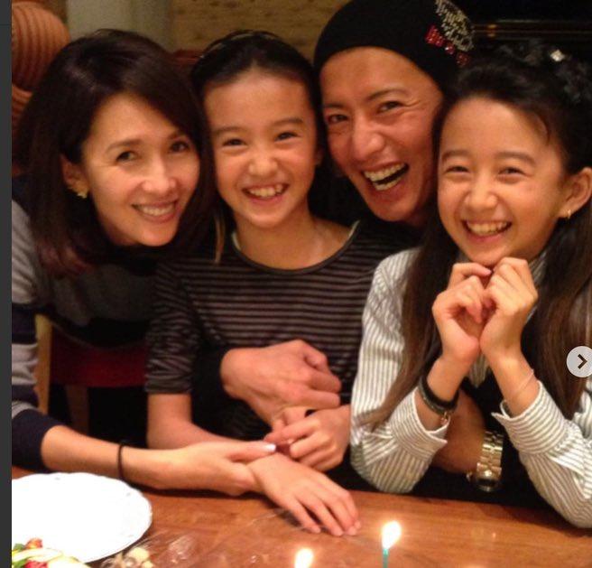 木村拓哉(右二)在巔峰期跟工藤靜香(左一)結婚,一家人生活美滿幸福。(圖/翻攝自推特)
