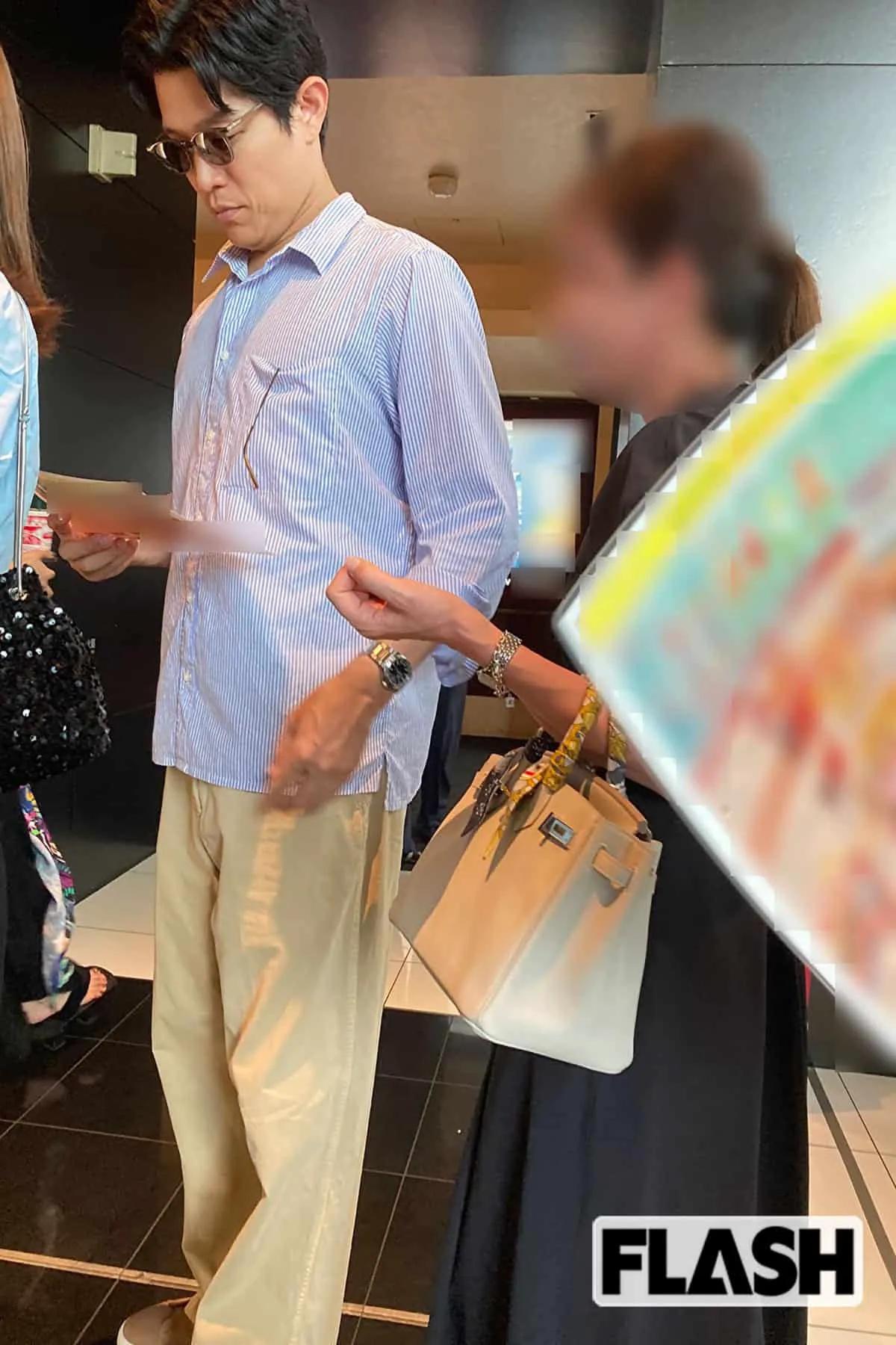 鈴木亮平對家庭生活相當低調,今年7月難得被拍到約會照。(圖/翻攝自FLASH)