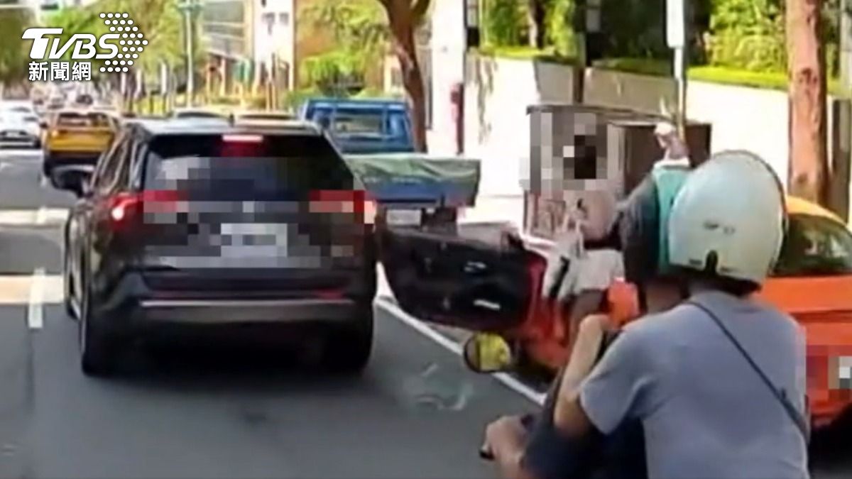 女駕駛突開車門釀撞。(圖/TVBS)