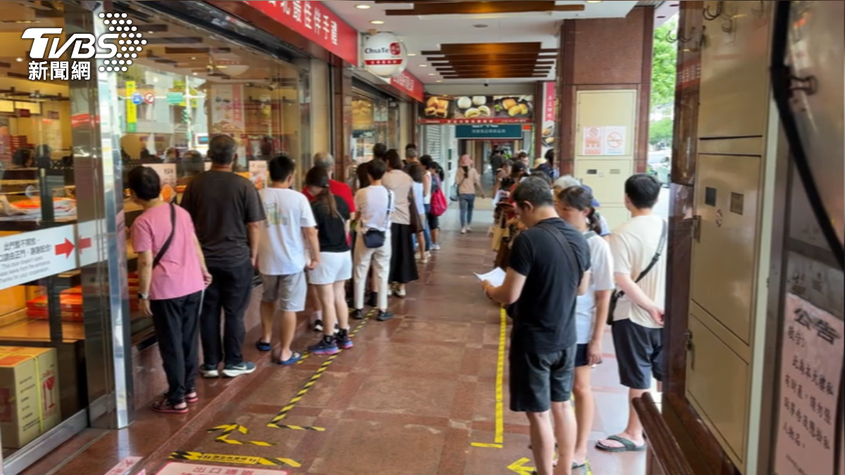 中秋節倒數, 台北名店佳德鳳梨酥排長龍,備貨量增1~2成。(圖/TVBS)