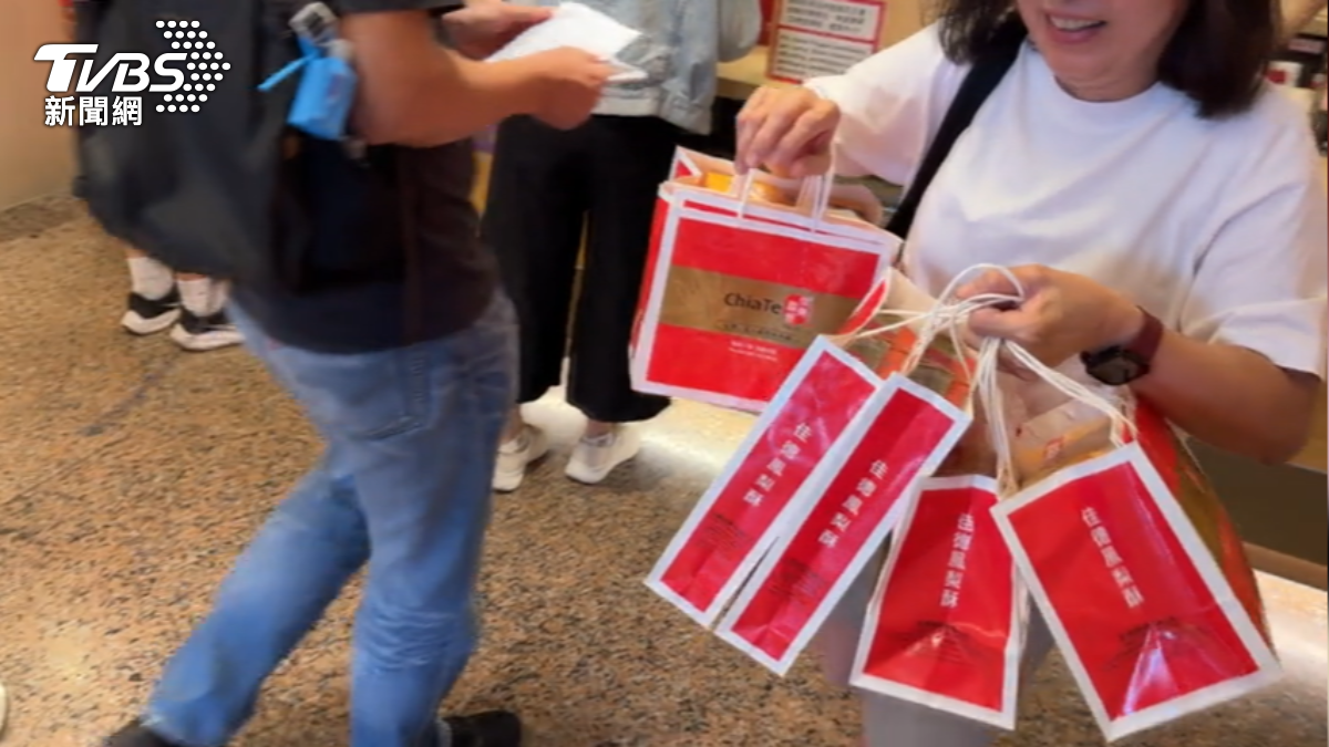 蛋黃酥戰,佳德鳳梨酥中秋前不休,彰化不二坊趕單休19天。(圖/TVBS)