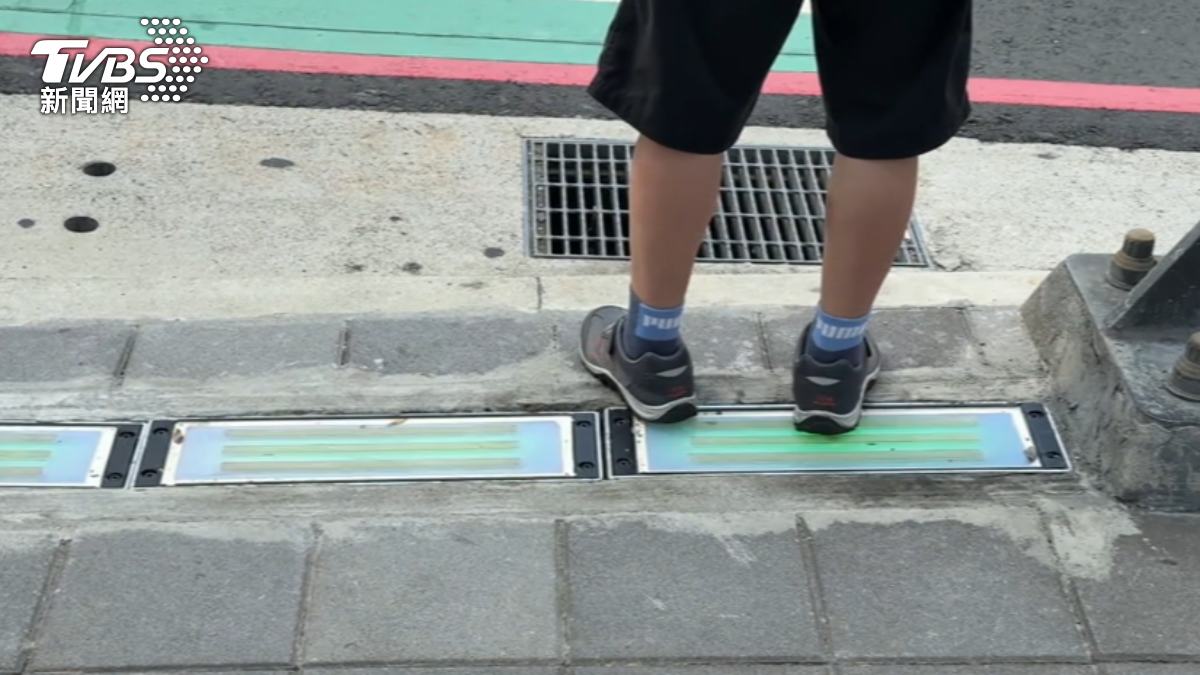 新北市地面警示燈9/4上路。(圖/TVBS)