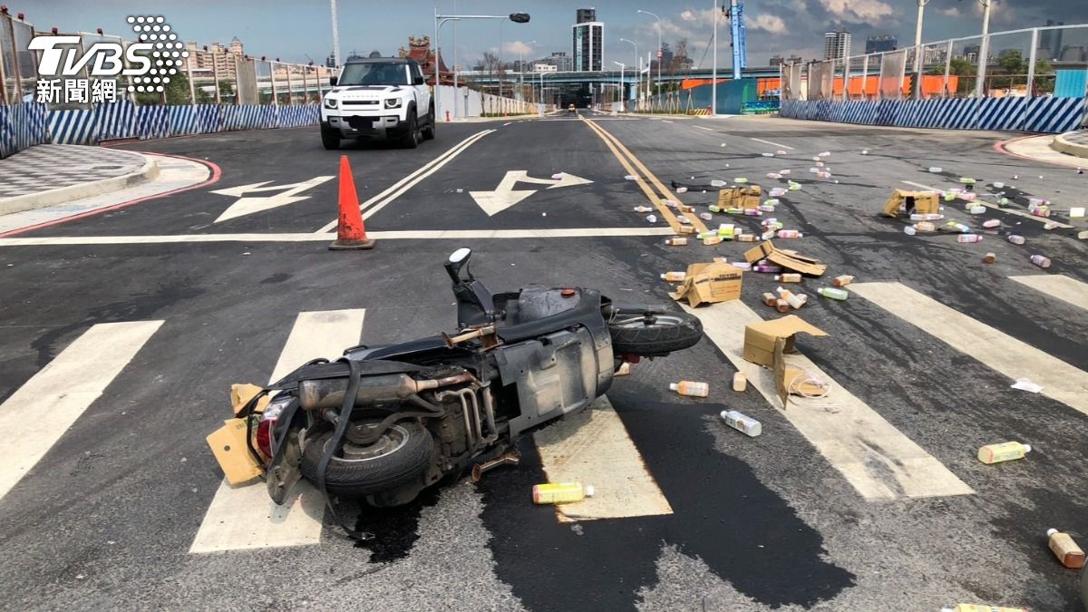 小轎車闖紅燈撞上外送員。（圖／TVBS）