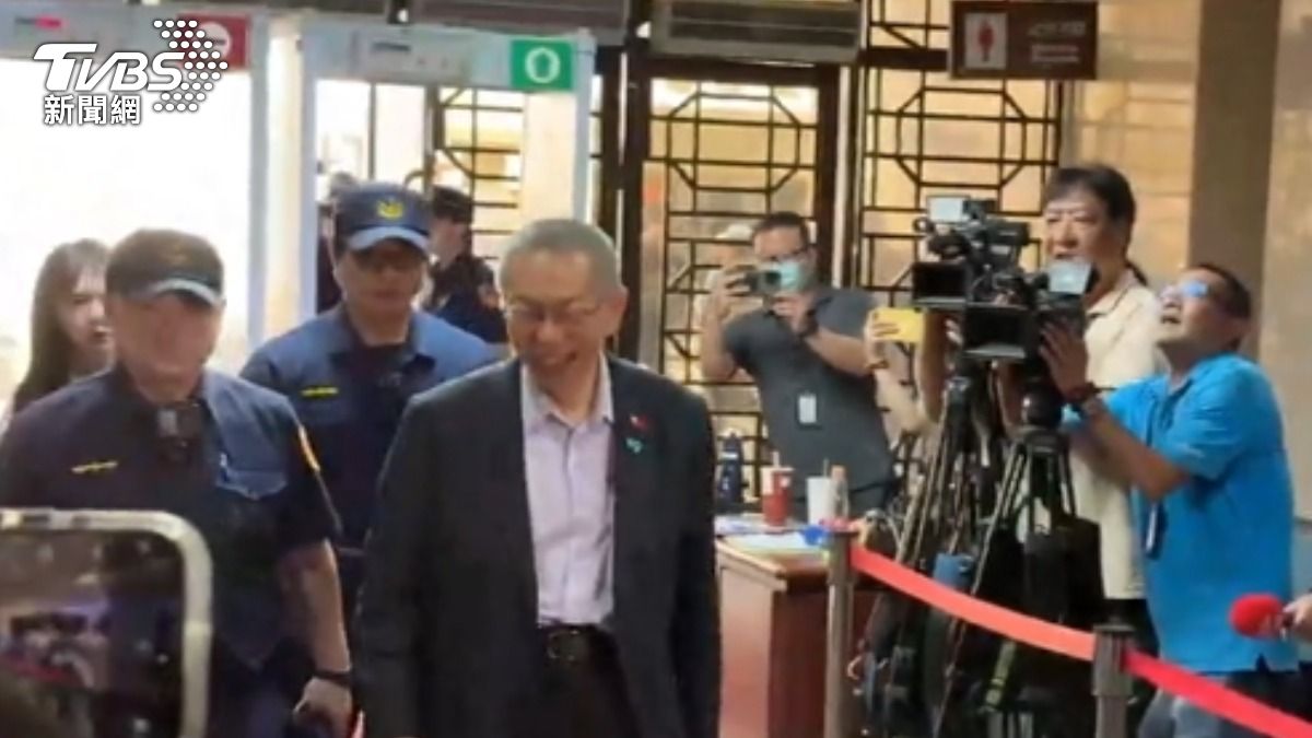 屠刀不在民進黨手上? 柯文哲驚訝「張大嘴」。(圖/TVBS)