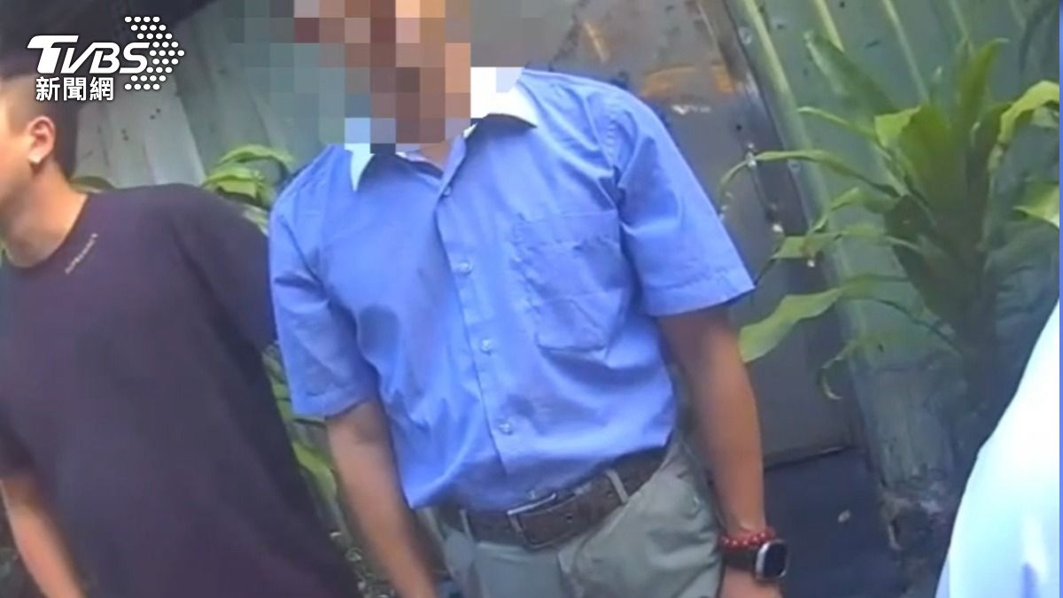 警方逮捕藍色襯衫的詐騙車手。(圖/TVBS)