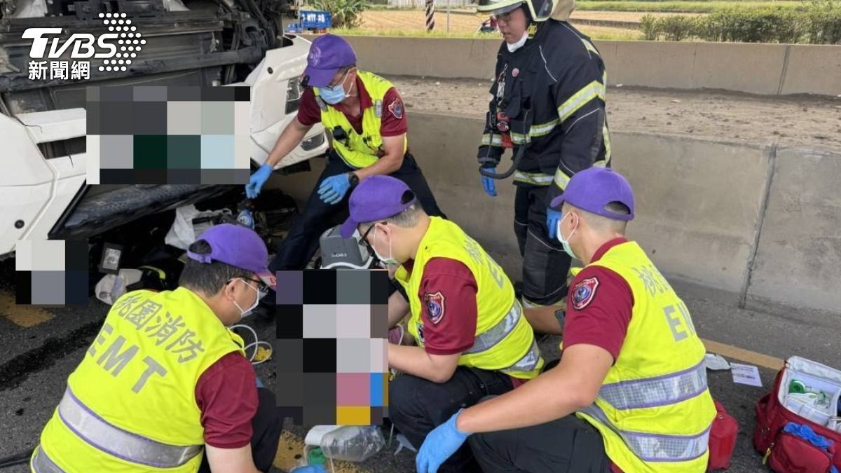 8旬翁騎機車載妻違規轉彎,遭砂石車撞上雙亡。(圖/TVBS)