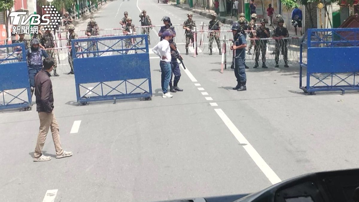 示威者包圍遊覽車!台客尼泊爾「度過驚魂時刻」 比讚才脫身。(圖/民眾提供)