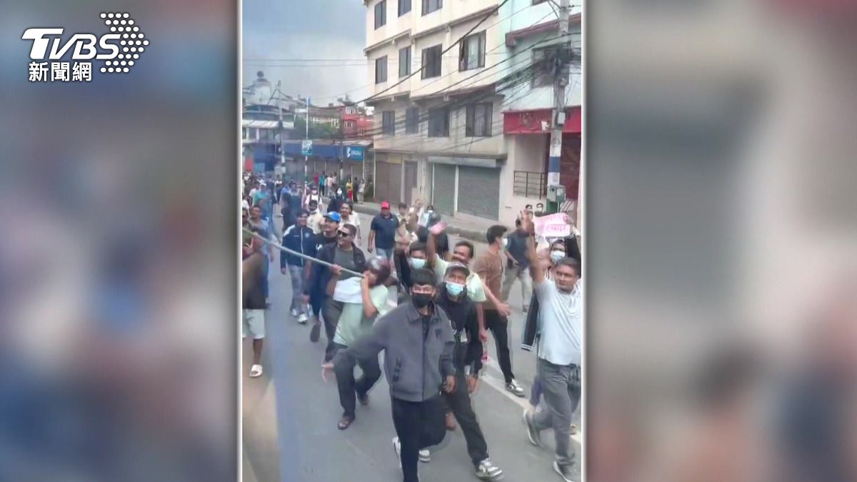 從旅客拍攝的畫面可見,遊覽車被大批示威者包圍。(圖/民眾提供)