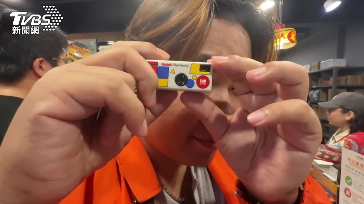 柯達迷你相機引發瘋搶,有業者一個上午就賣出上百台。(圖/TVBS)