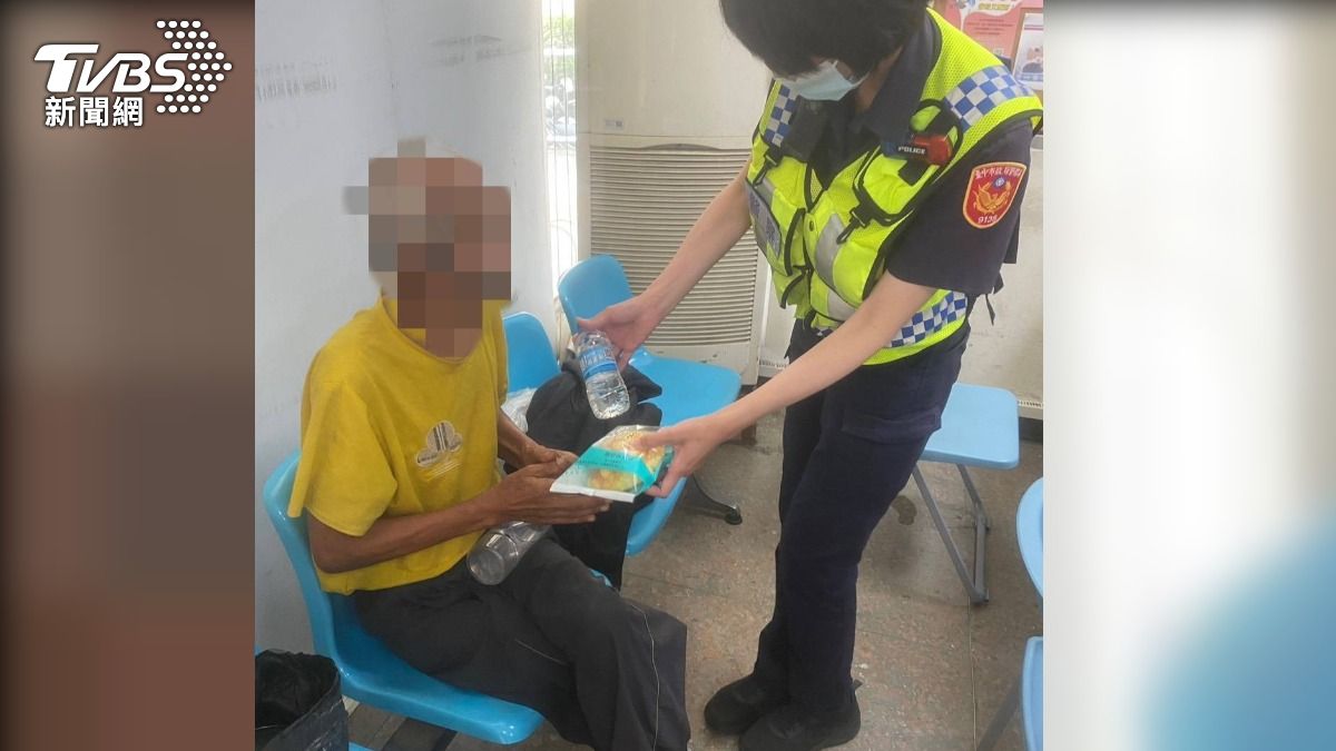 警方聽聞鐘翁鼻酸處境,趕緊將鐘翁帶回派出所,並買麵包給他充飢。(圖/TVBS)