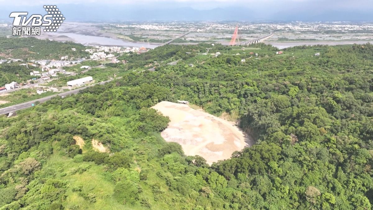 高雄大樹區一塊山坡地呈現光禿禿的狀態,空拍可見堆滿紅磚石礫等建築廢棄物。(圖/TVBS)