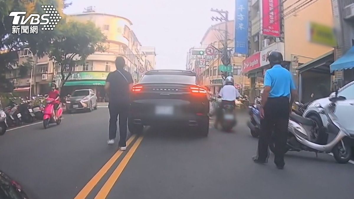 倒垃圾直接停馬路中央!婦「只顧丟2大袋」 騎士怒喊:路都你家的。(圖/民眾提供)