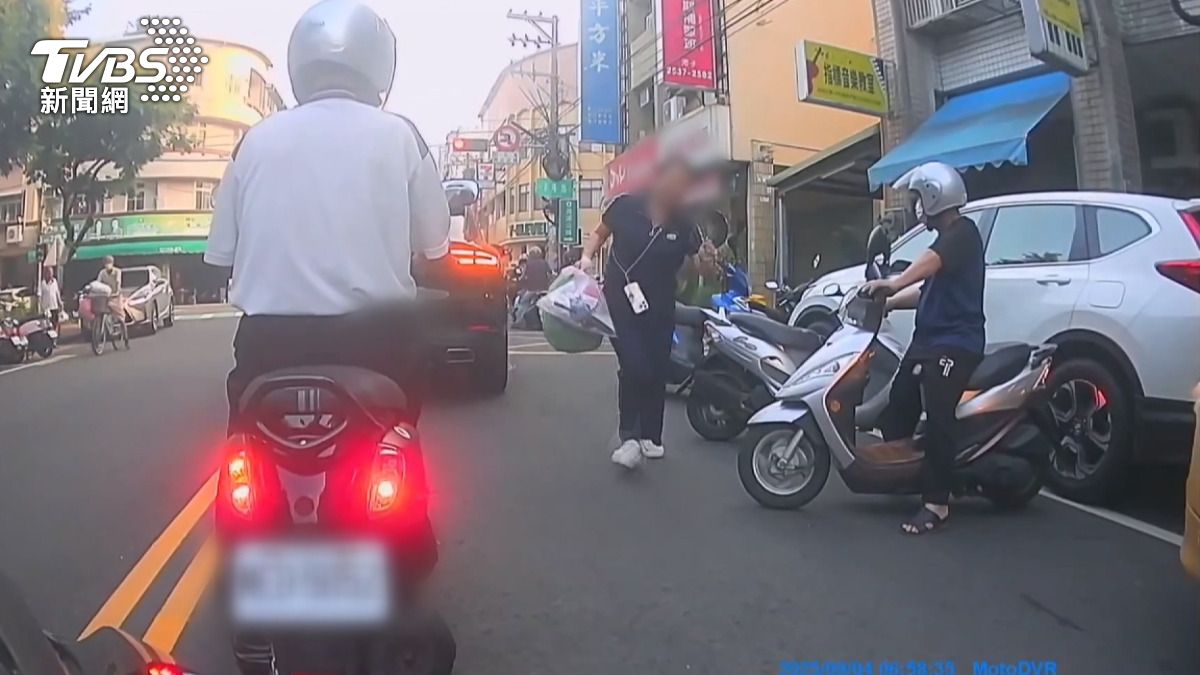 機車騎士對此表示不滿,認為「路都你家的」。(圖/民眾提供)