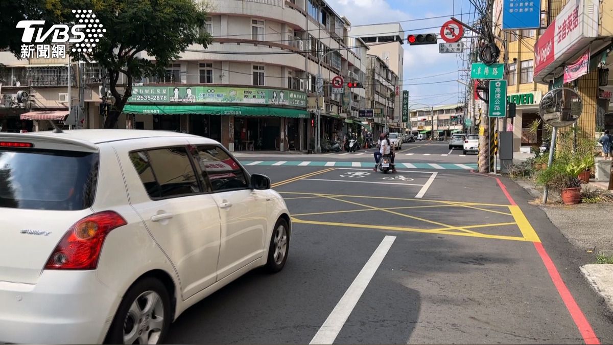 事件發生在9月4日早上7點左右的台中潭子區福潭路上,正值上班上課尖峰時段。(圖/民眾提供)