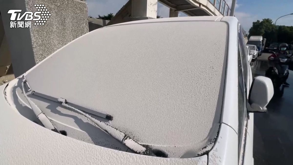 獨／烏日水泥廠「白色恐怖」！粉塵外洩整街變雪景　50輛車慘變灰。(圖／TVBS)   