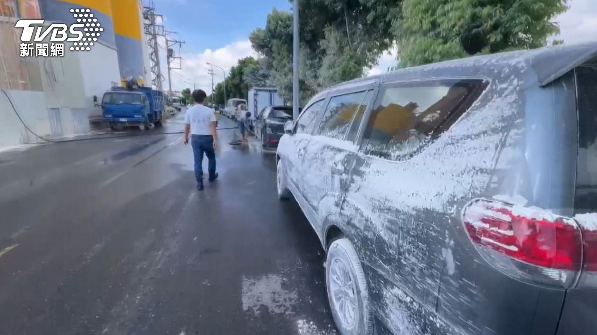 整條街道都是「白雪茫茫」。幾乎每年仍會發生一次。(圖／TVBS)   