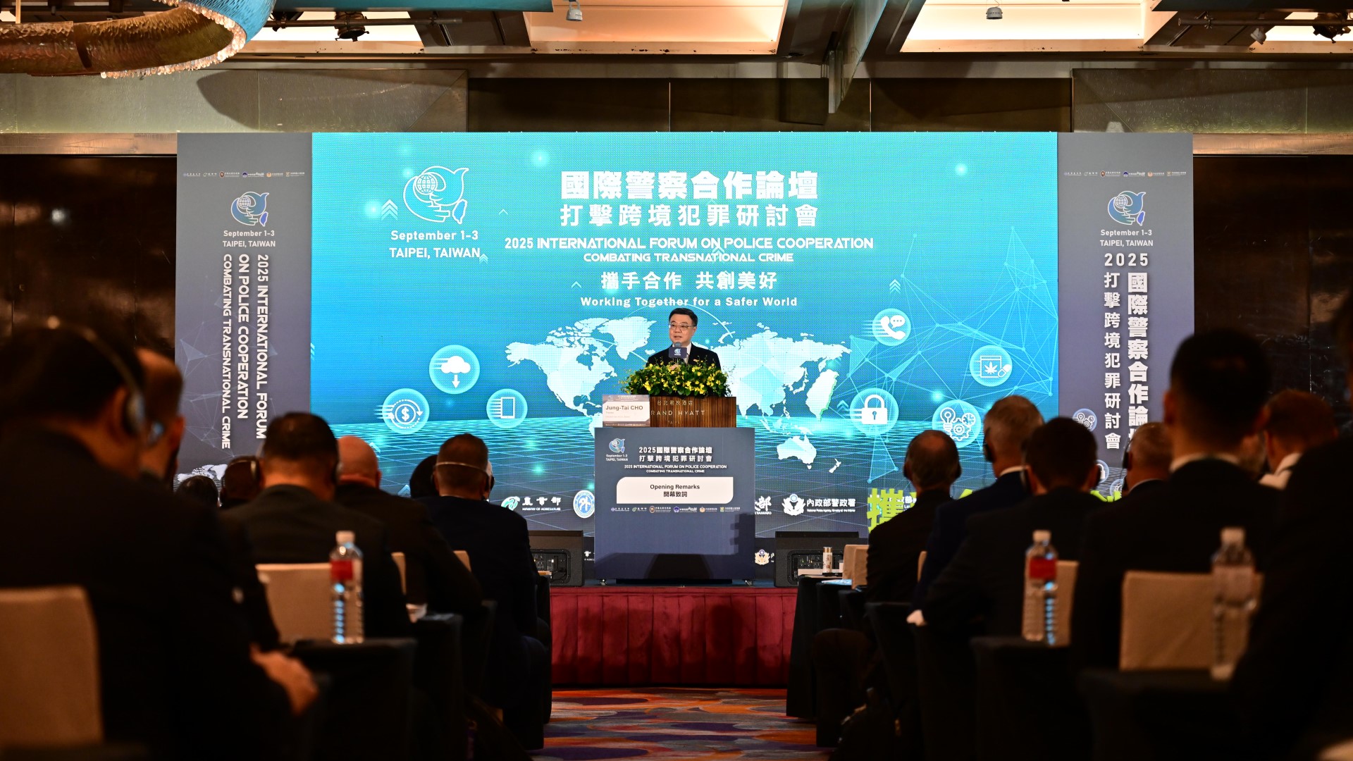 ▲「2025國際警察合作論壇–打擊跨境犯罪研討會」-院長致詞。(圖片來源:內政部警政署)
