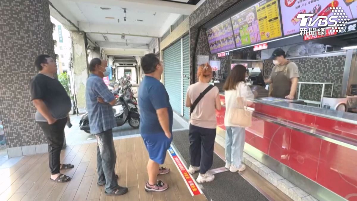 速食業南霸天即將於12日實施漲價並停售部分經典品項，引發民眾搶購潮。（圖／TVBS）