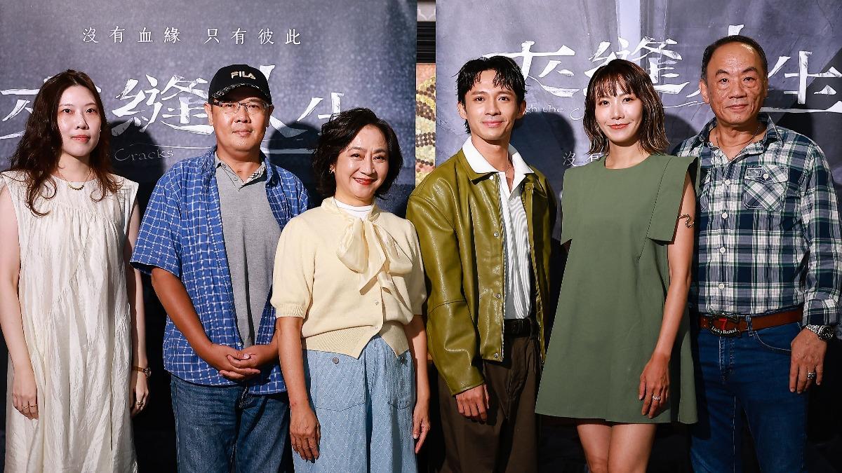 編劇辛佳育(左起)、導演王傳宗、演員楊麗音、洪毓璟、周宜霈、王自強。(圖/公視台語台提供)