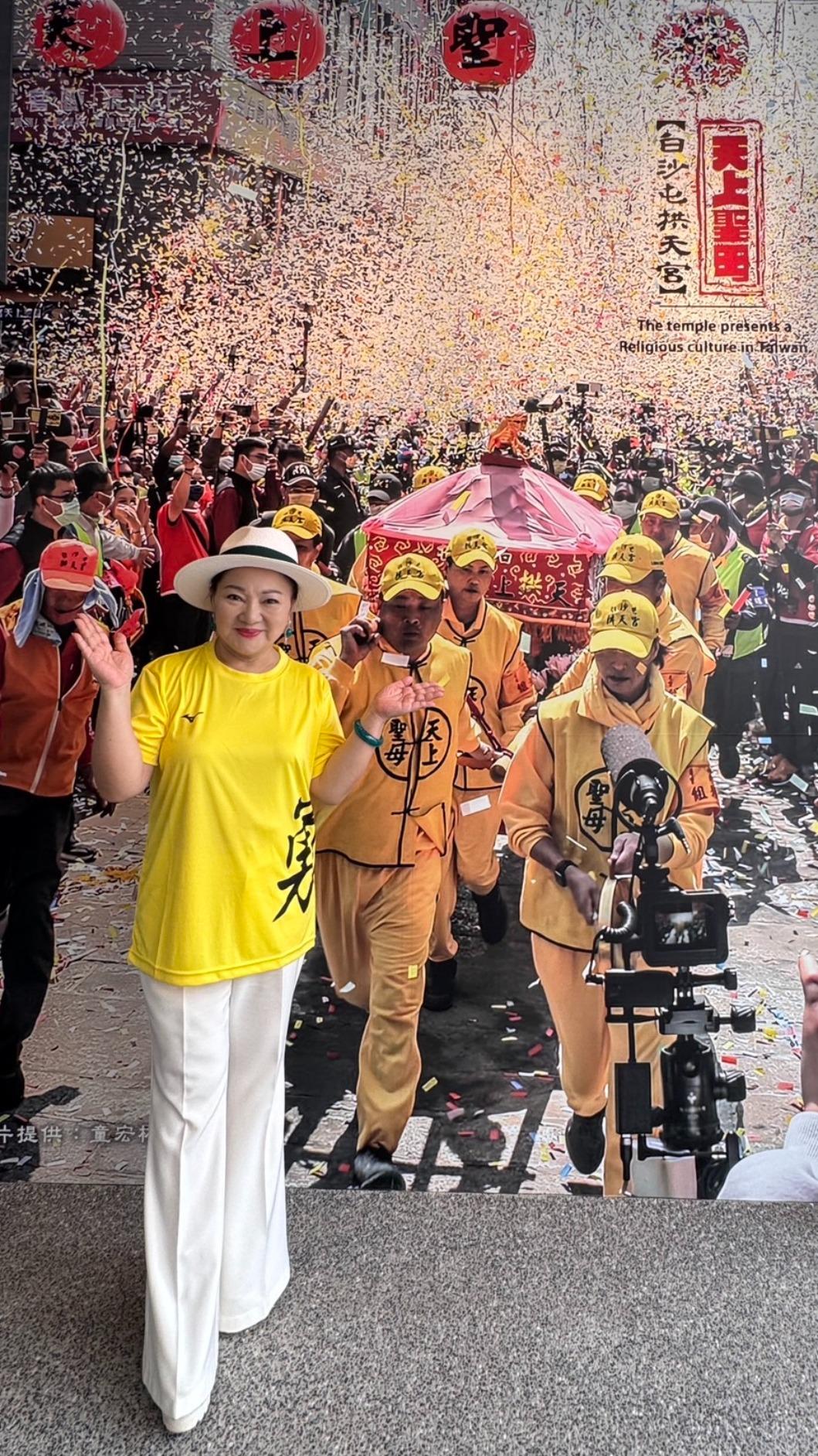 白冰冰前往白沙屯拱天宮還願。(圖/長興影視提供)