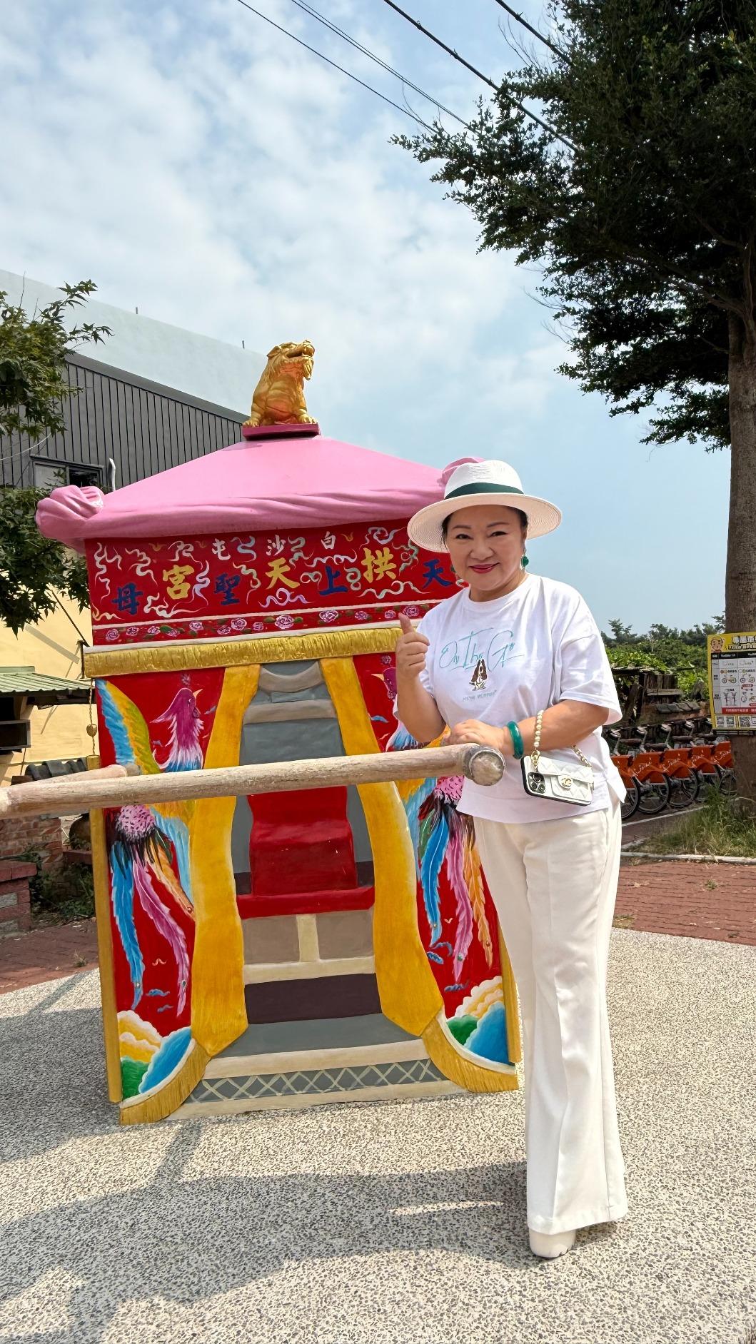 白冰冰與白沙屯媽祖粉紅超跑合照。(圖/長興影視提供)