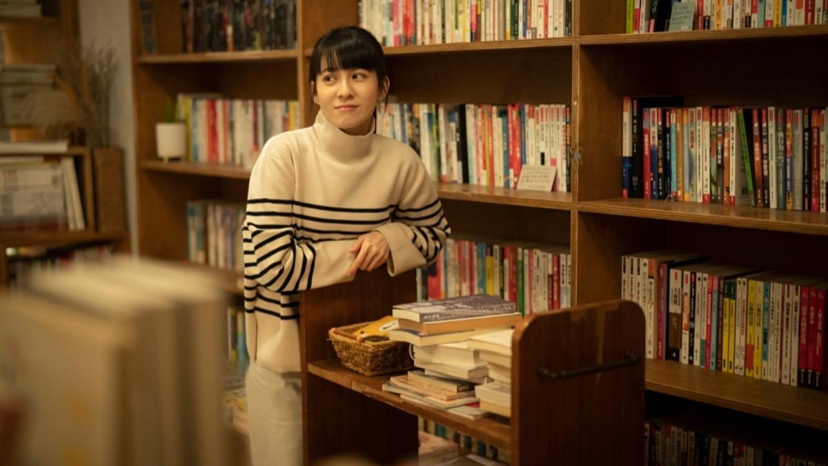 連俞涵化身書店老闆娘,和李玉璽姊弟互動太自然。(圖/台灣大哥大MyVideo提供)
