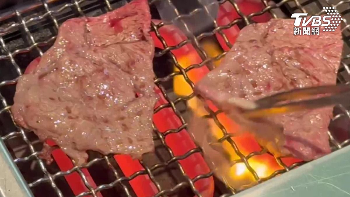 單身中秋燒肉不尷尬！業者推小火車送餐。（圖／TVBS）