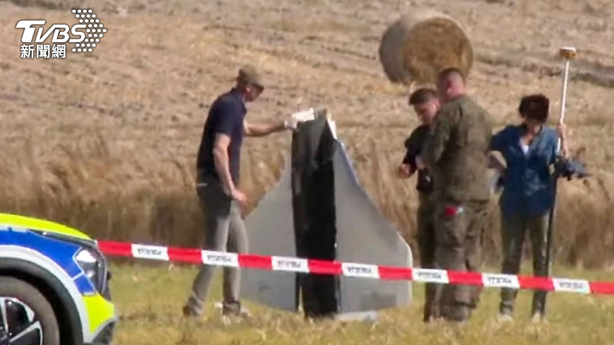 波蘭軍警人員拉出封鎖線,開始調查俄羅斯入侵的無人機殘骸。(圖/達志影像美聯社)