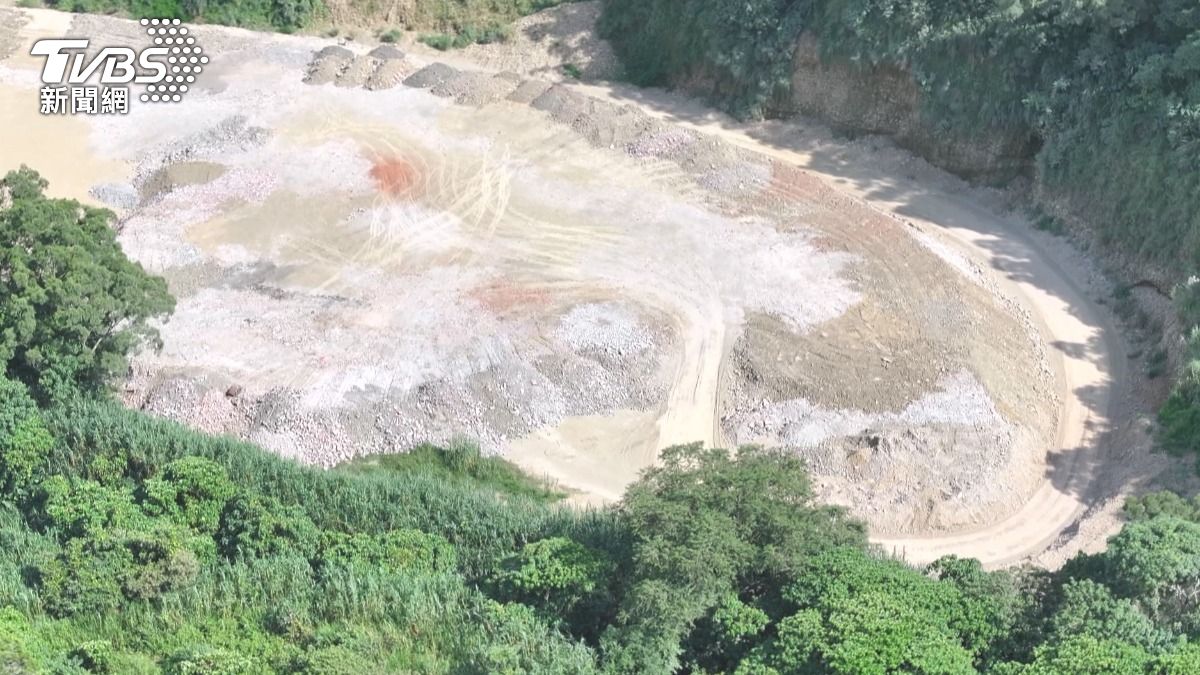 大樹統領社區,109年就被發現有非法堆置。山坡地上有各種不同顏色的土丘。(圖/TVBS)