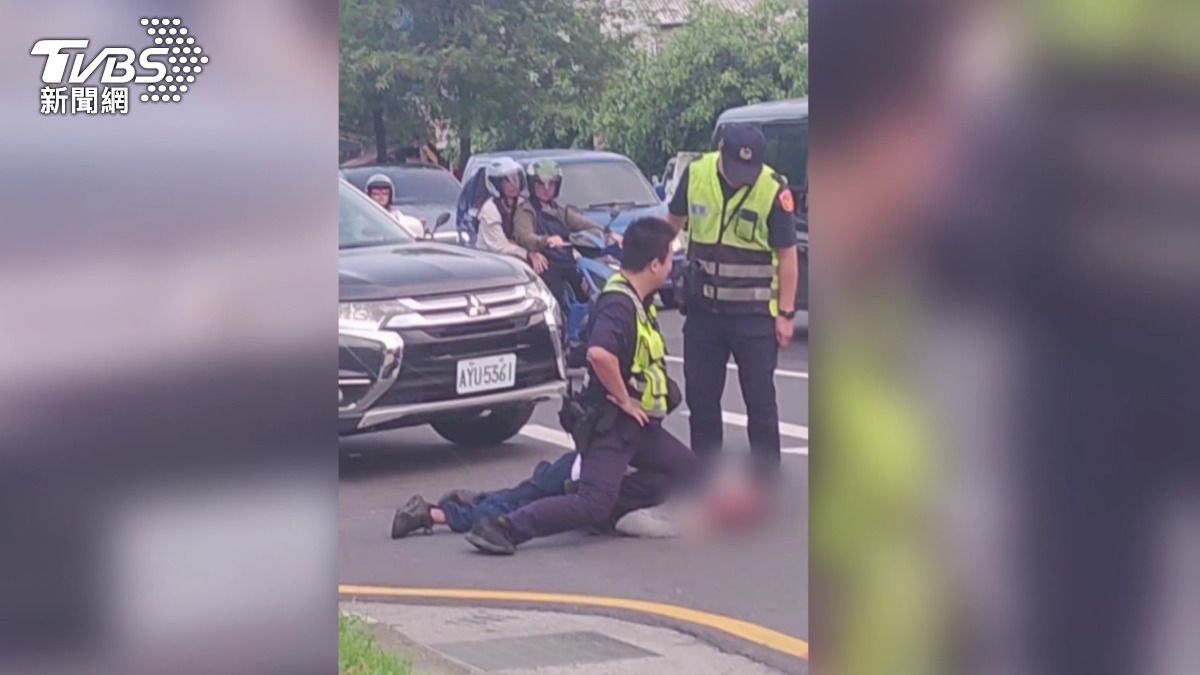 徐男情緒失控，不僅擋在警車前阻止警方離開，更推倒一名員警