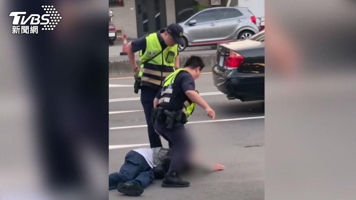「放開！讓我起來！」而警方則指出：「你把我們同事推倒耶！」