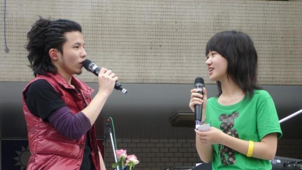 Lulu高中時期就曾嘗試上台主持。（圖／取自Lulu 黃路梓茵Facebook）