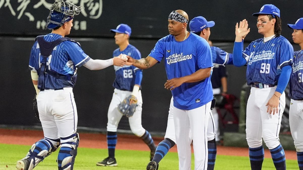 力亞士主投6局僅失1分,收下本季個人第7勝。(圖/翻攝自「Fubon Guardians 富邦悍將棒球隊」臉書)