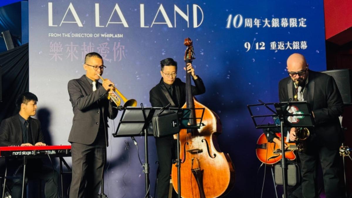 「踢霹歐爵士五重奏 TPO Quintet」現場演奏多首《樂來越愛你》經典曲目。(圖/CATCHPLAY提供)