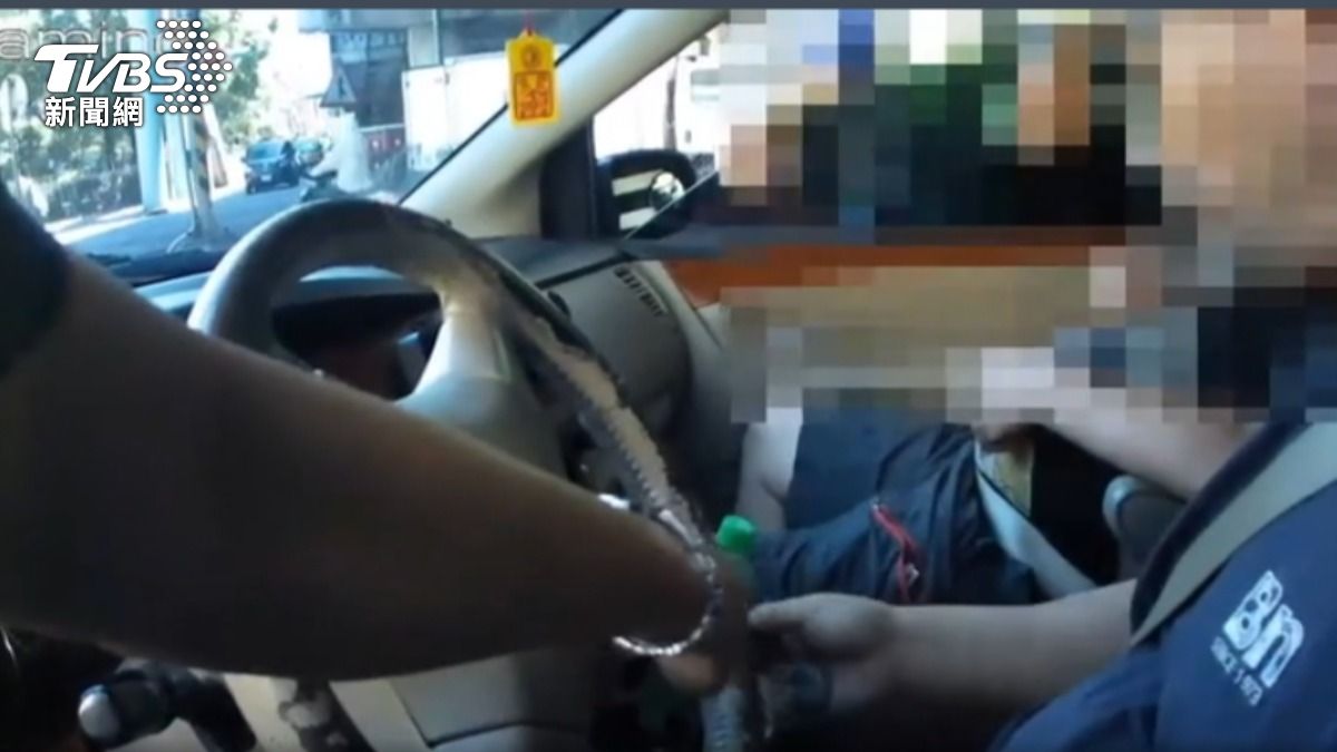 警方路檢攔查到不配合駕駛,丟毒在腳邊,遭到眼尖警識破。(圖/TVBS)