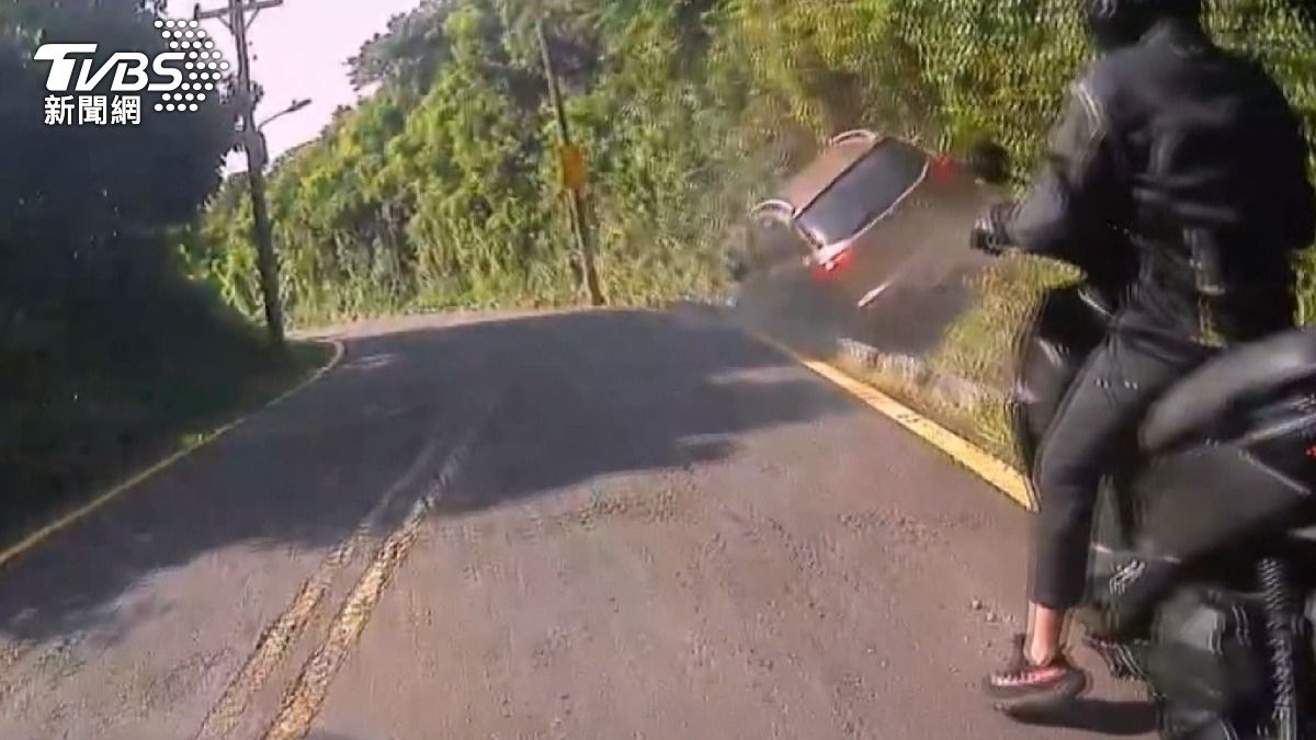 載友看風景上演「水溝蓋跑法」,車撞山壁卡溝反成柴山奇景。(圖/TVBS)