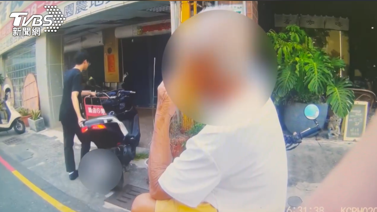 赤腳阿伯霸占他人「機車當沙發」惹怒車主氣到報警(圖/TVBS)