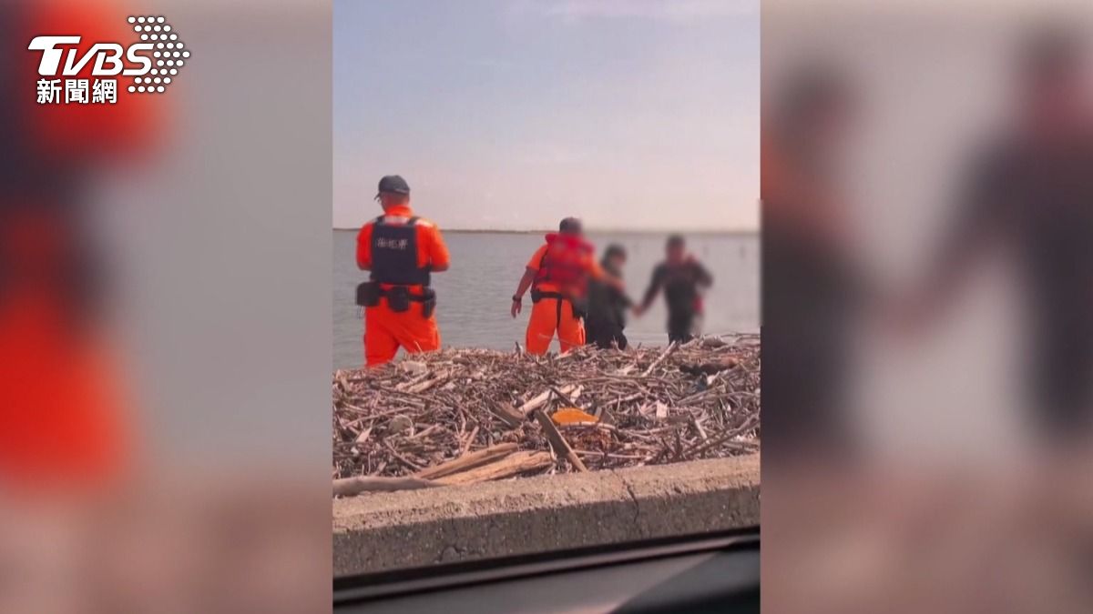 海巡人員透過無人機從空中廣播,指引受困人員走向較淺的灘地。(圖/民眾提供)