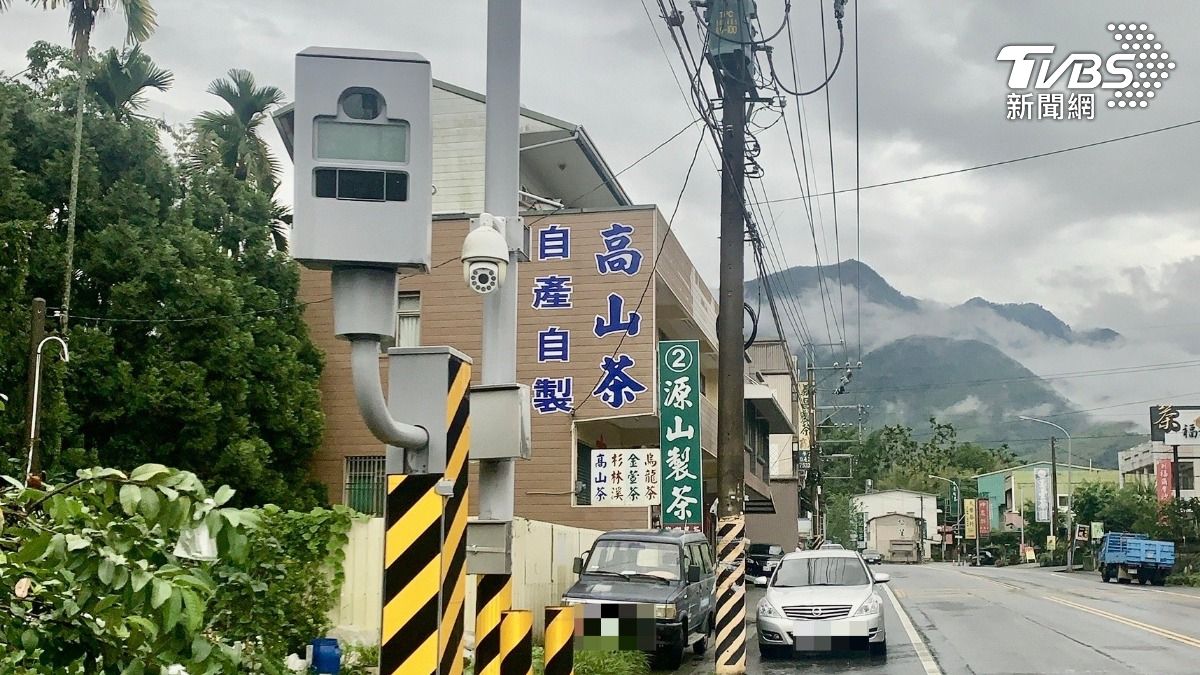 溪頭聯外縣道151線卻成了取締熱點。（圖／TVBS）