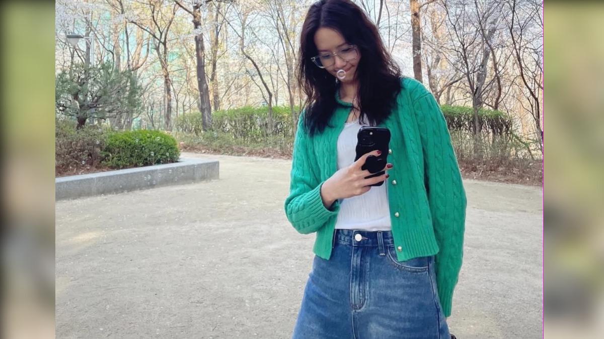 清新的綠色針織外套是潤娥穿搭裡的亮點。（圖／翻攝自IG@yoona__lim）