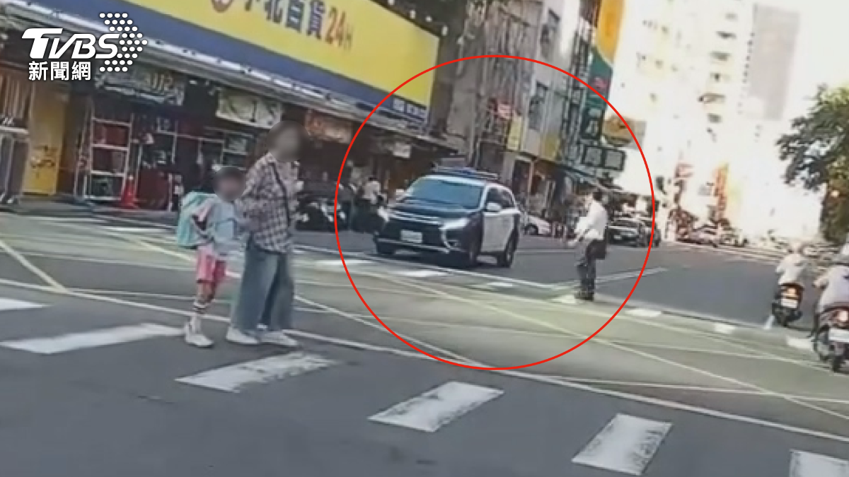 高雄警車未禮讓行人爭議,原來是在追捕484天失聯移工(圖/TVBS)