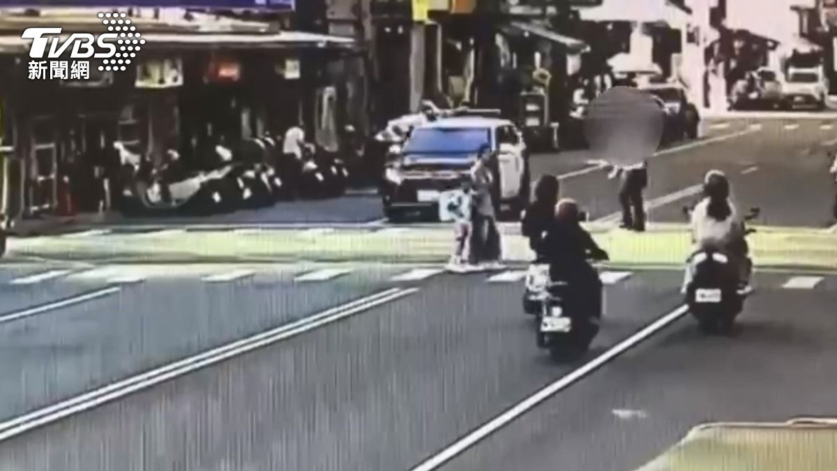 當時警車高速經過的時候,警車是有開啟警示燈的,警方在執行緊急任務時,不會受到交通限制,因此沒有違規。(圖/TVBS)